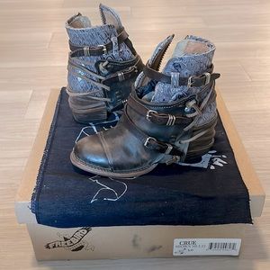 Free Bird, Ceus, brown, Size 5, worn